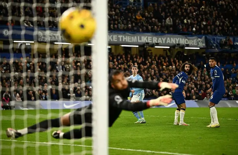 Manchester City i Chelsea walczą po zapierającym dech w piersiach bilansie ośmiu bramek, a Liverpool awansuje na drugie miejsce. 
