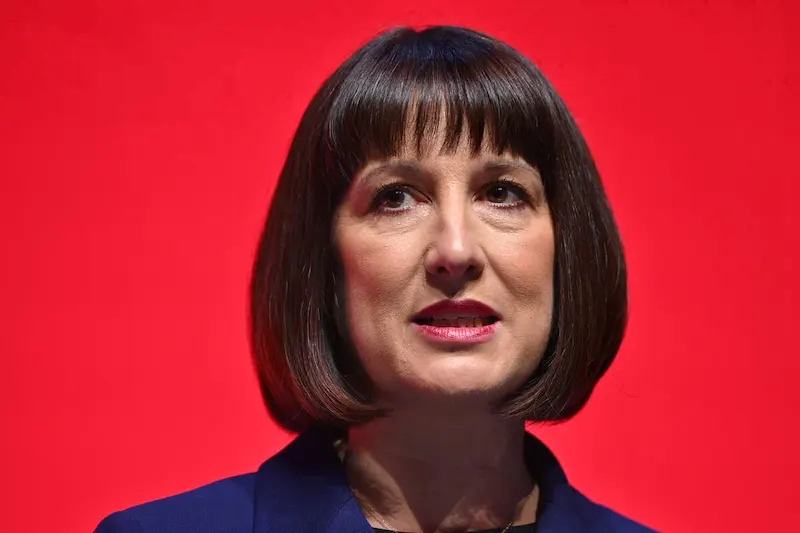 I laburisti si impegnano ad eliminare le tasse nascoste che incidono sui guadagni dei lavoratori britannici