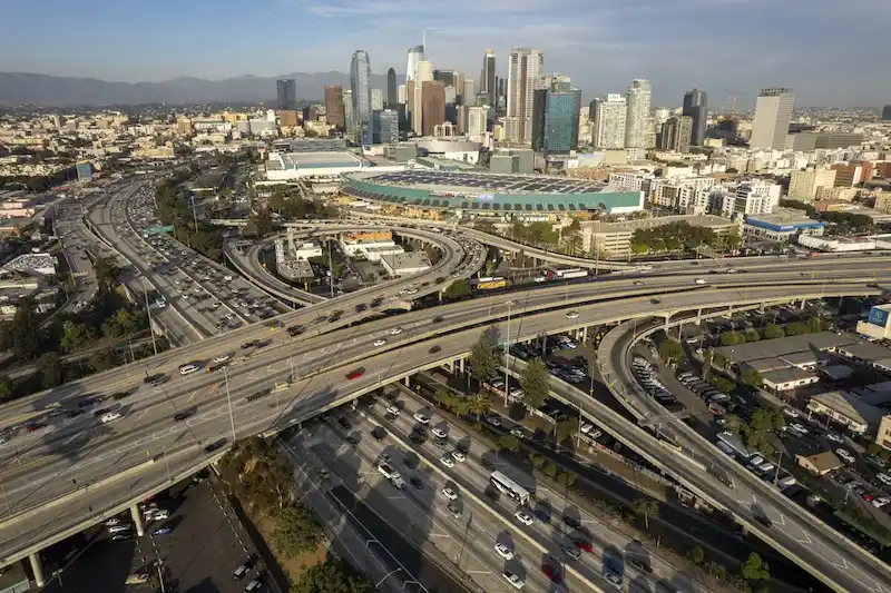 Oczekuje się przedłużonego zamknięcia autostrady w Los Angeles po intensywnym pożarze