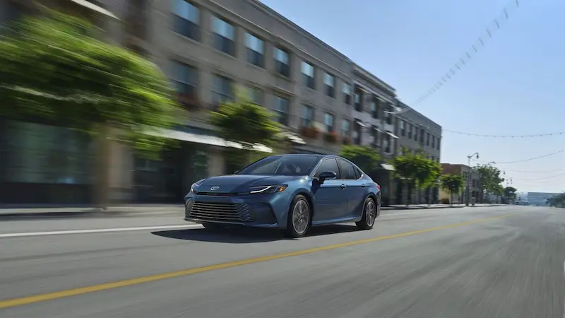 La nuova Toyota Camry sarà disponibile esclusivamente in versione ibrida