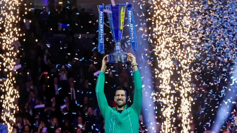 Novak Djokovic conquista il settimo titolo senza precedenti delle ATP Finals, regalando un gran finale alla sua straordinaria stagione sopraffacendo l'astro nascente Jannik Sinner. 