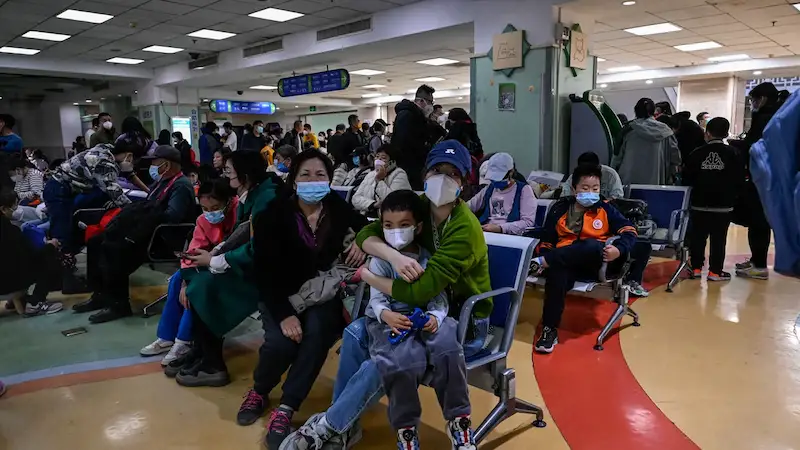 Krankenhäuser in Peking kämpfen mit der Zunahme von Atemwegserkrankungen bei Kindern infolge von Covid. 