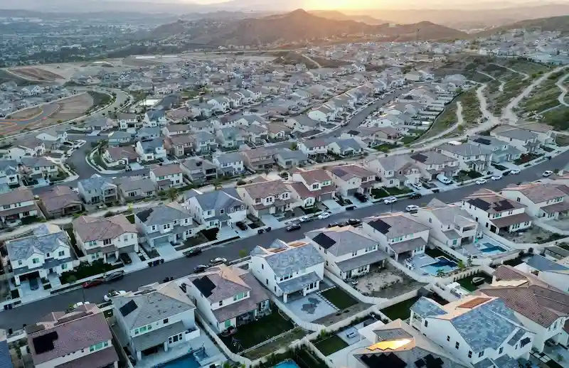 I prezzi delle case negli Stati Uniti raggiungono un nuovo record mentre il mercato immobiliare si rafforza