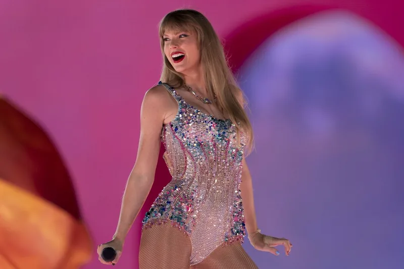 Taylor Swift detronizza Bad Bunny come artista più ascoltato su Spotify, conquistando la corona nel 2023. 