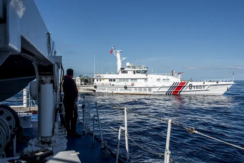 Le navi della milizia marittima cinese sciamano contro la barriera corallina di Whitsun, scatenando tensioni con le Filippine. 