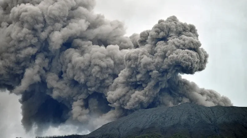 L'éruption meurtrière d'un volcan en Indonésie coûte la vie à 11 alpinistes et des dizaines de disparus