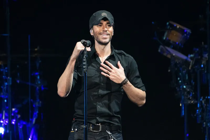 Enrique Iglesias ขายแคตตาล็อกเพลงให้กับพันธมิตรสื่อที่มีอิทธิพลในข้อตกลงที่มีกำไ