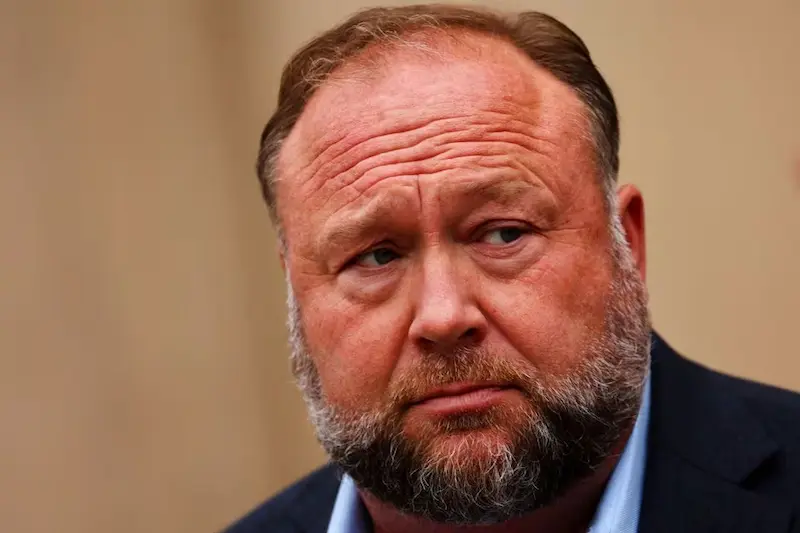 Alex Jones, teórico de la conspiración, regresa triunfante tras la encuesta de Musk sobre X