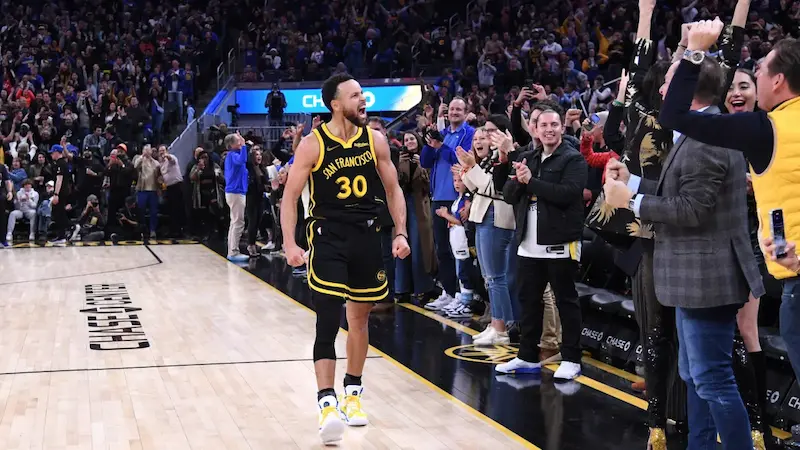 Il record di 3.500 tiri da tre punti di Steph Curry spinge i Warriors oltre i Nets