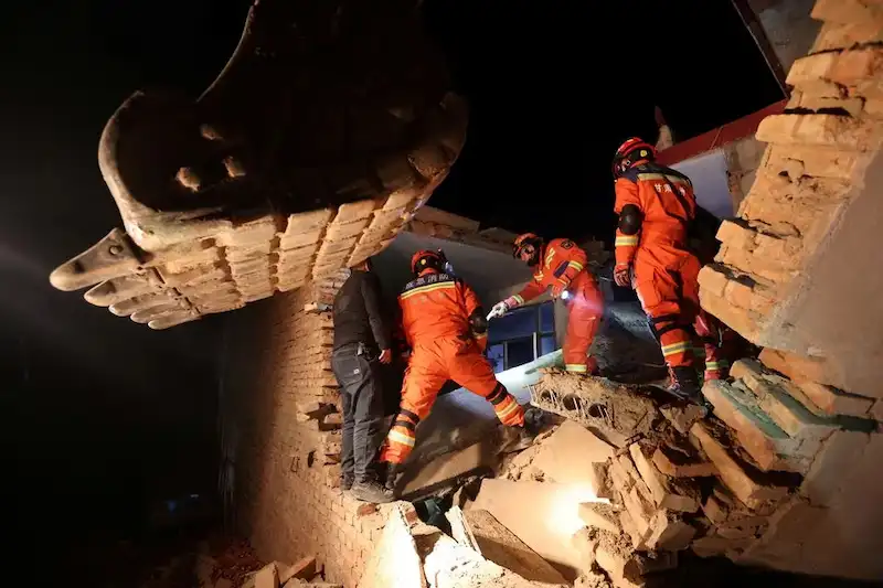 Il mortale terremoto rurale nel Gansu distrugge case e uccide oltre 100 persone. 