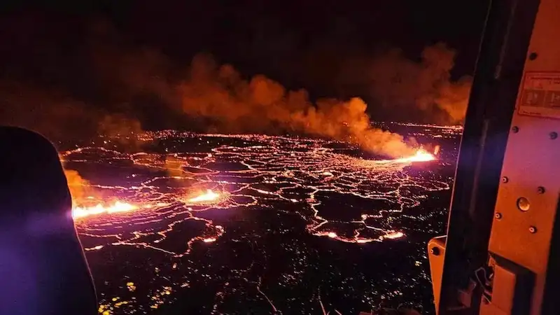 La penisola islandese di Reykjanes è testimone di un'intensa eruzione vulcanica dopo settimane di attività sismica