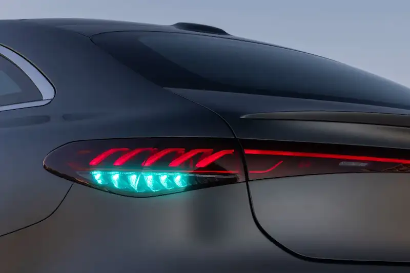 Mercedes introduce le luci blu per la guida autonoma. 