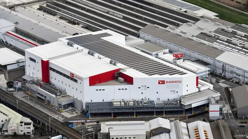 Lo scandalo dei test di sicurezza costringe la casa automobilistica di proprietà della Toyota a fermare la produzione in Giappone