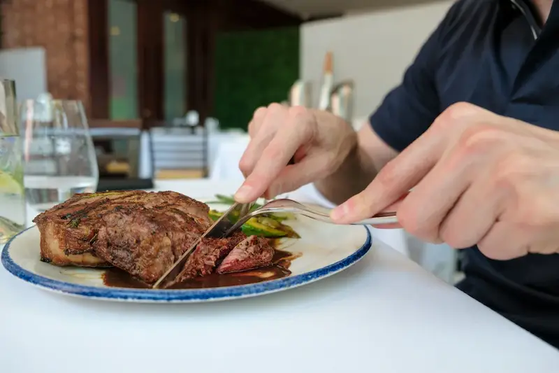 Eine Studie legt nahe, dass der Verzicht auf eine kohlenhydratarme, fleischbasierte Ernährung in Zukunft zu einer Gewichtszunahme führen könnte. 