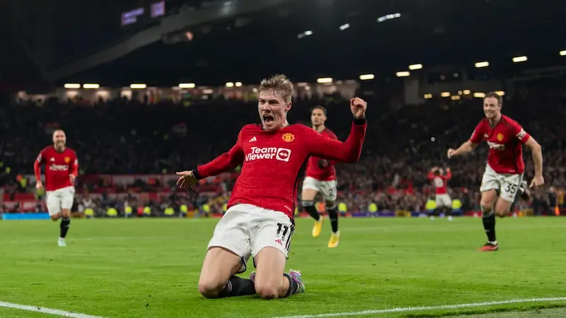 Il Manchester United mette in scena una straordinaria rimonta e si assicura un'emozionante vittoria sull'Aston Villa
