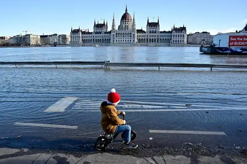 Storica inondazione colpisce Budapest mentre il Danubio straripa