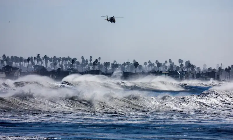 Le imponenti tempeste del Pacifico provocano onde imponenti, inondazioni e condizioni pericolose lungo la costa della California