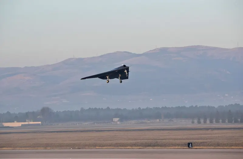 Volo inaugurale riuscito del drone stealth turco. 