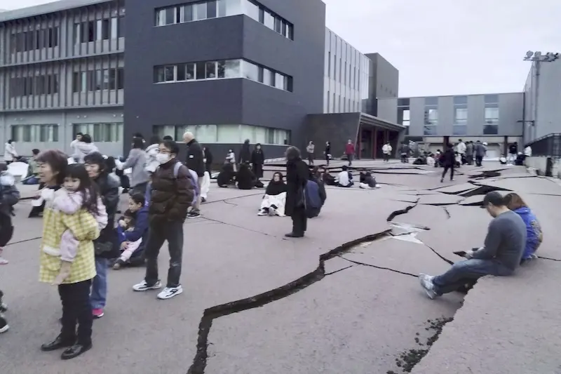 Terremoto devastador destrói casas no noroeste do Japão