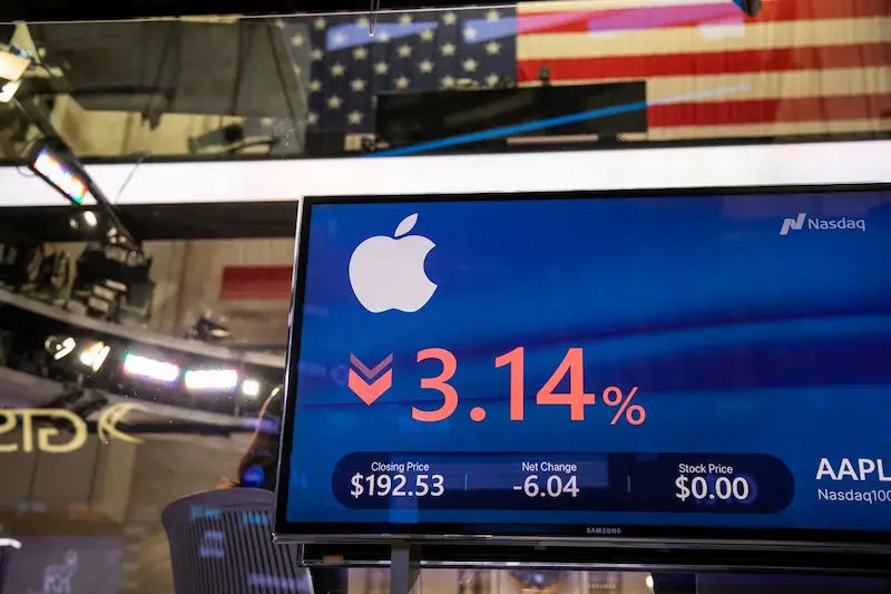 Apple's Weakest Start to a Year Threatens Its Title as Most Valuable Stock