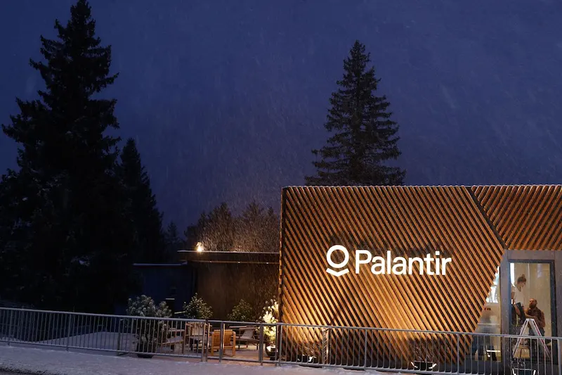 L’NHS indaga sulla potenziale violazione del contratto nella campagna Palantir