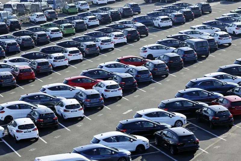 I prezzi delle auto negli Stati Uniti aumentano a causa dei problemi della catena di fornitura e degli alti tassi di interesse
