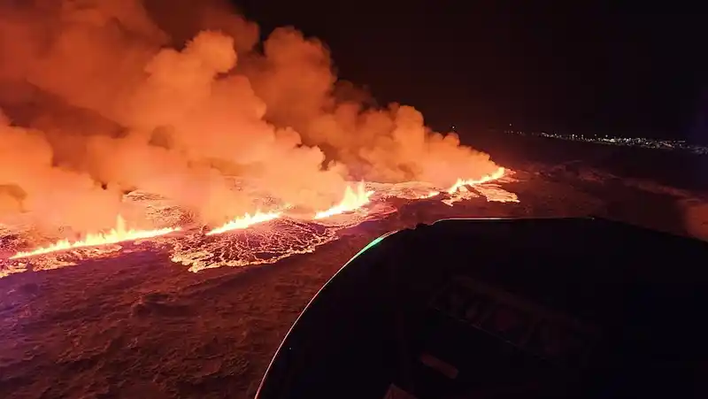 Erupcja wulkanu pochłonęła domy na Islandii – wydarzenie bezprecedensowe od ponad 50 lat. 