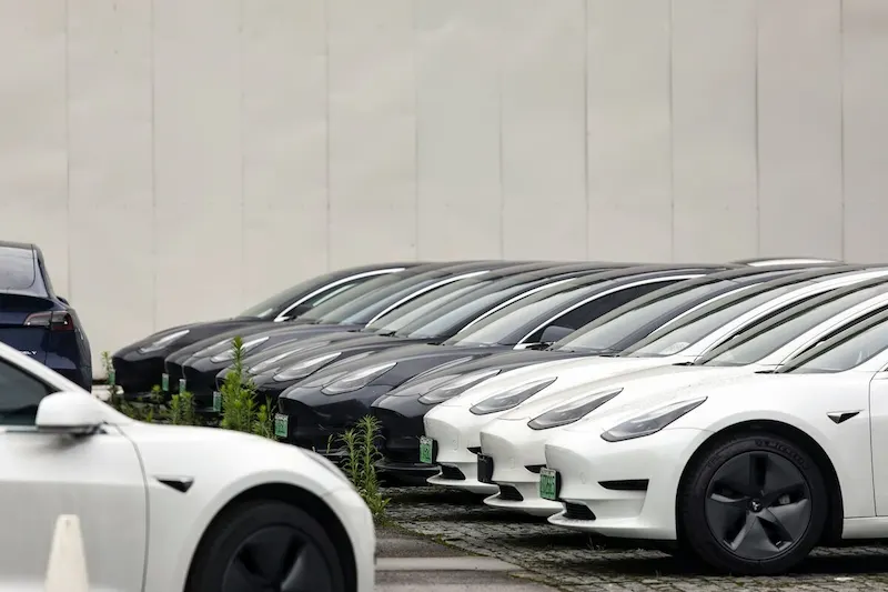 Die Verkäufe von Tesla in China brechen ein, da die Preise erneut sinken, und die Fabrik in Europa wird angegriffen