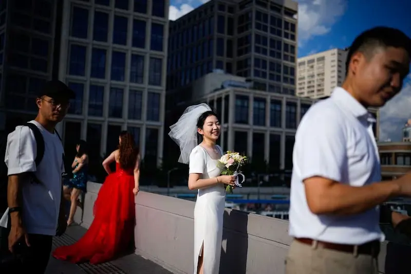 Economic Uncertainty and High Costs Deter Young Couples from Marriage in China
