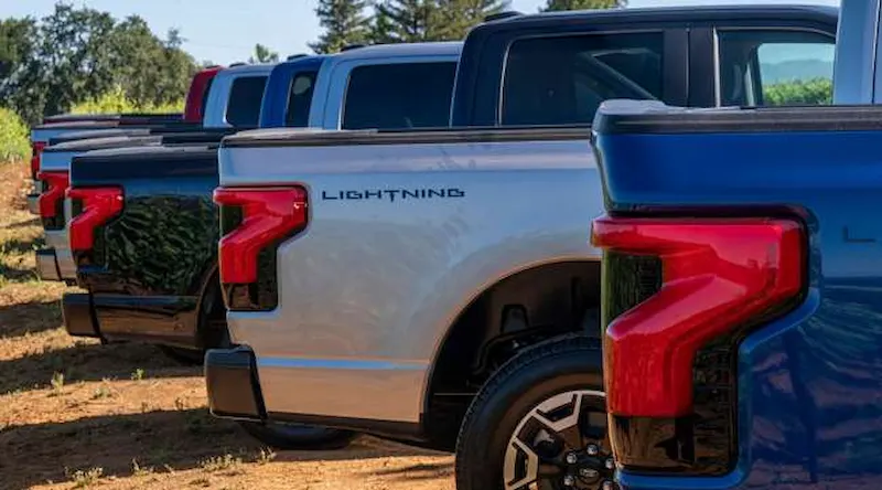Ford riduce la forza lavoro a causa della bassa domanda di F-150 elettrici. 