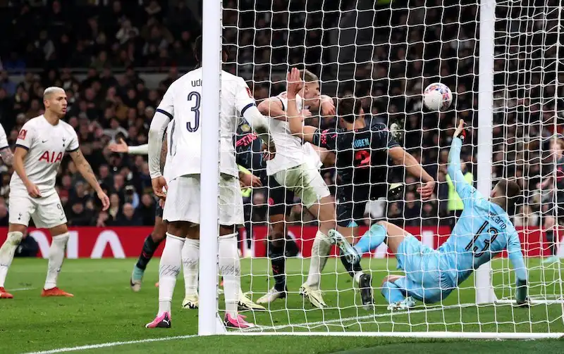 Late Ake strike sends Manchester City through to FA Cup fifth round