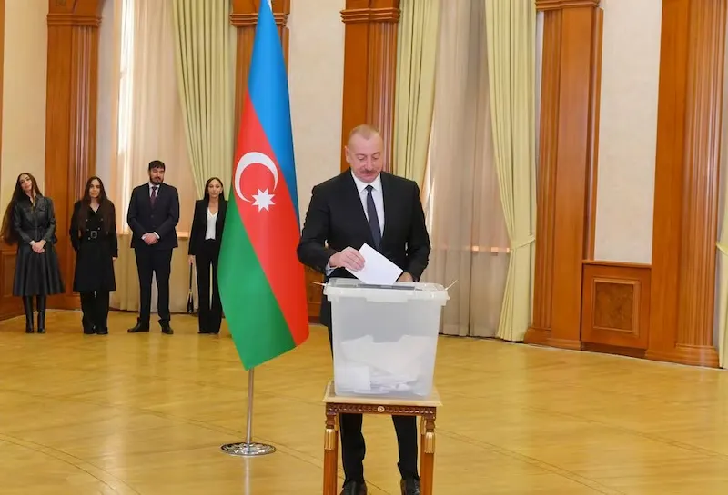 Aserbaidschans Präsident Aliyev ist auf dem Weg zu einem überwältigenden Wiederwahlsieg – erste Ergebnisse