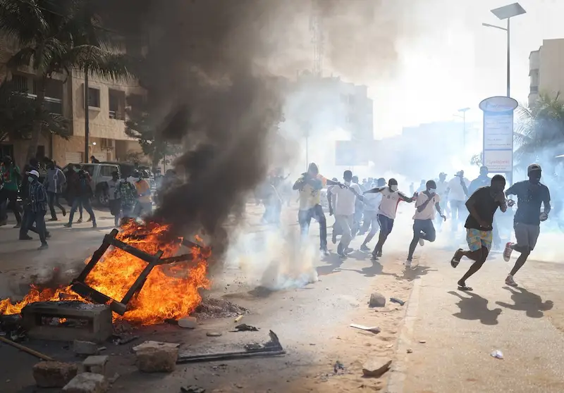 Senegal befindet sich in einer Krise, da die Verzögerung der Wahlen Empörung auslöst
