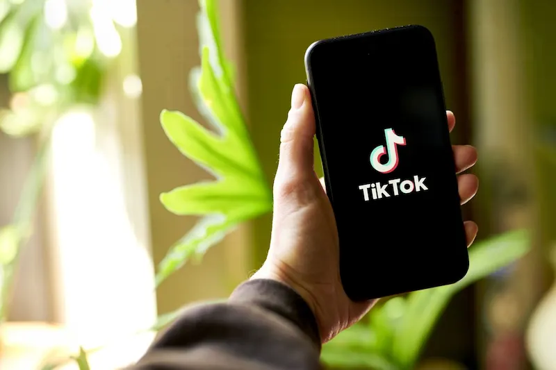 TikTok steht vor EU-Ermittlungen wegen Gefährdung Minderjähriger. 