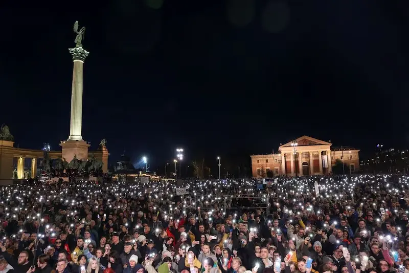 Massiccia protesta in Ungheria contro Orban in seguito alla controversia sull'indulto per abusi sessuali