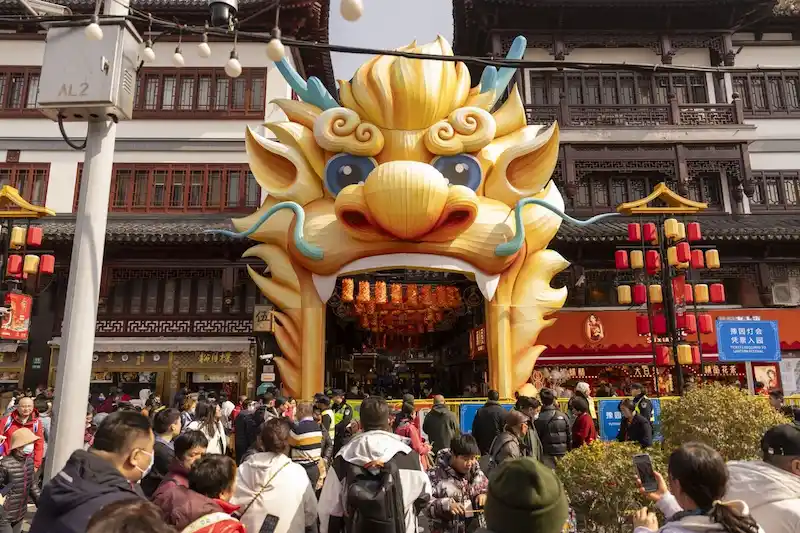Sparsame chinesische Urlaubsreisende weisen auf die anhaltenden Herausforderungen bei der Erholung hin