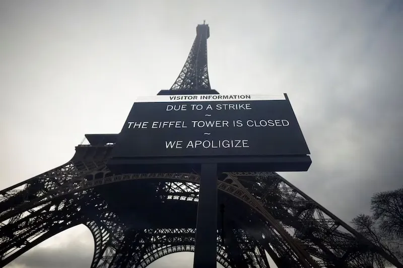 La Torre Eiffel chiude inaspettatamente, deludendo i turisti in vista delle Olimpiadi di Parigi