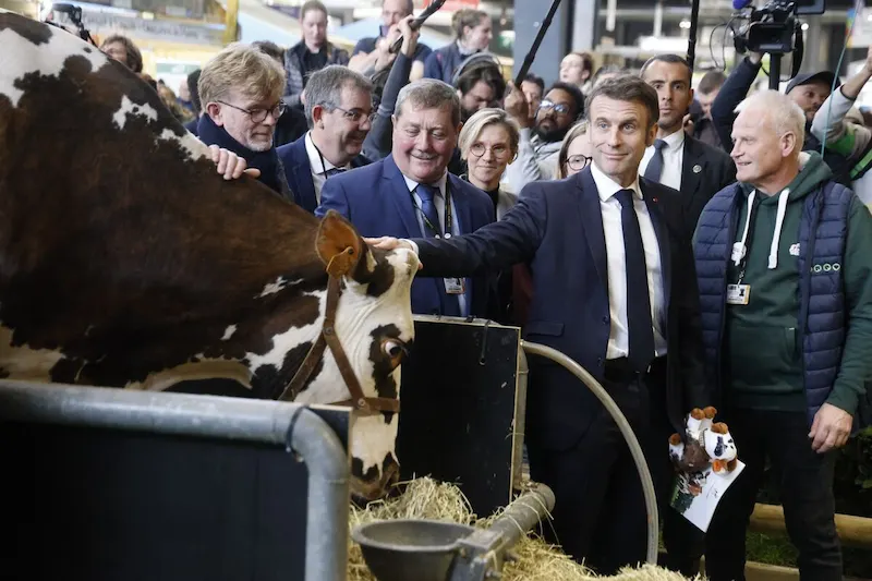 เกษตรกรฝรั่งเศสปะทะ Macron ในงาน Traditional Ag Fai
