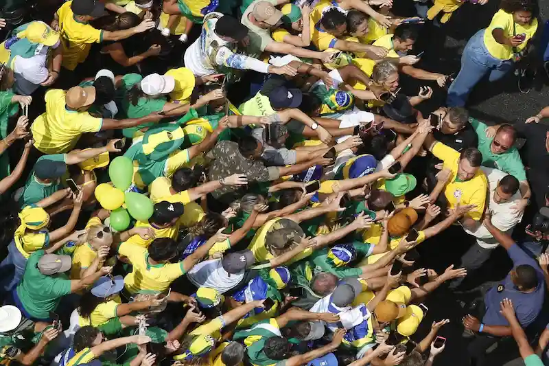 Bolsonaro dà energia ai sostenitori in Brasile nel mezzo di un’intensa indagine della polizia