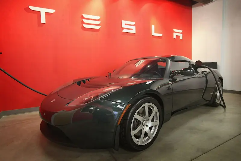Elon Musk crea attesa per Tesla Roadster con rinnovato entusiasmo dopo lunghi ritardi. 