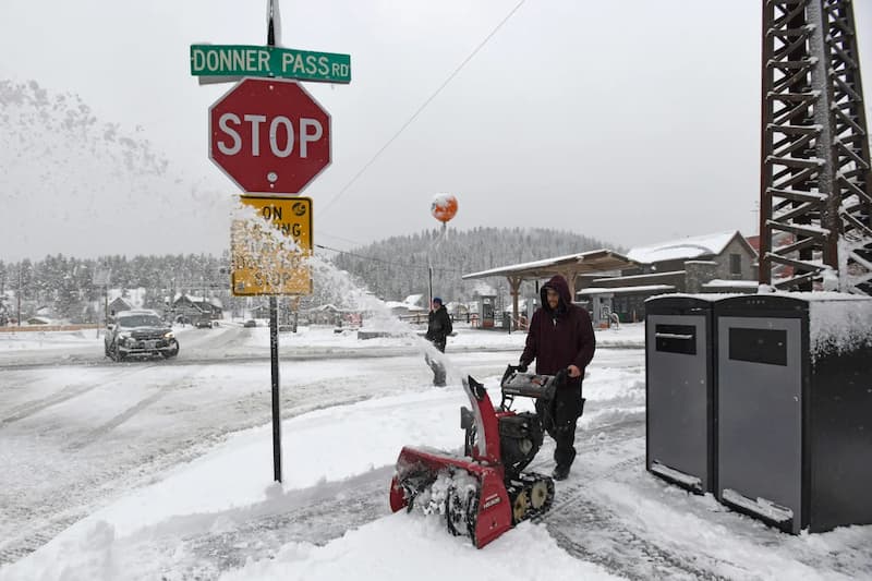 La California è sotto assedio a causa di una massiccia tempesta di neve con venti da uragano