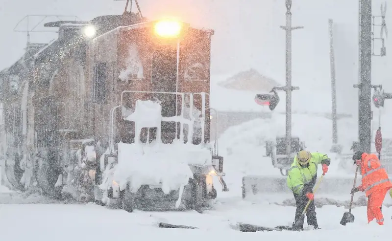 Western US Faces Dual Threat of Blizzards and Wildfires This Weekend