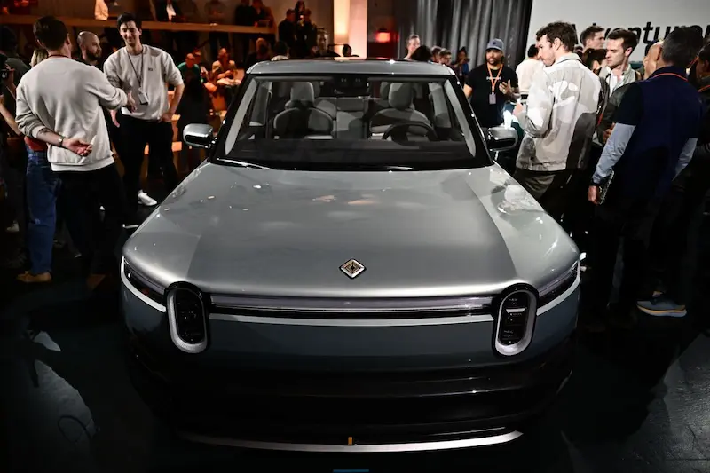 Rivian macht Pause in der neuen Fabrik in Georgia und stellt die neuesten R2- und R3-Modelle vor. 