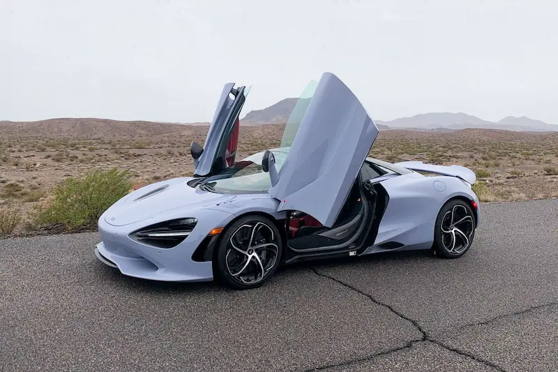 Reviewing McLaren 750S Spider.