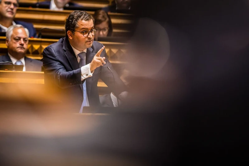 O novo primeiro-ministro de Portugal nomeia Sarmento como ministro das Finanças. 