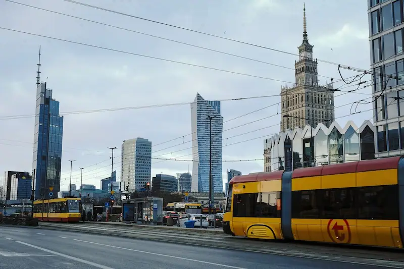 Polen erreicht Inflationsziel nach drei Jahren aufgrund von Bedenken hinsichtlich der Zinsstabilität