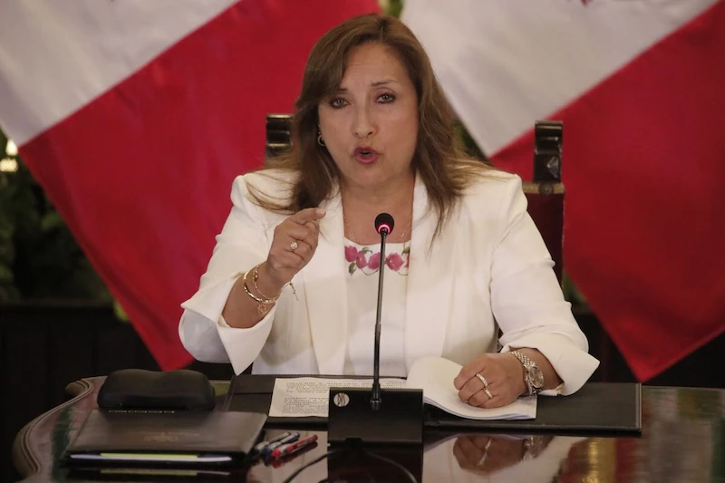 El presidente peruano Boluarte cambia su gabinete en medio del escándalo de Watch