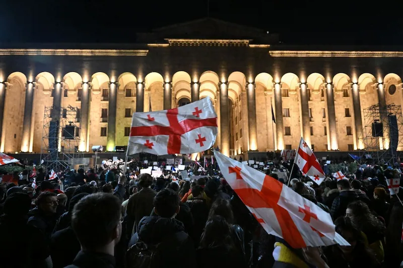 Georgia lässt umstrittenes Gesetz über ausländische Agenten wieder aufleben und entfacht damit erneut Proteste. 