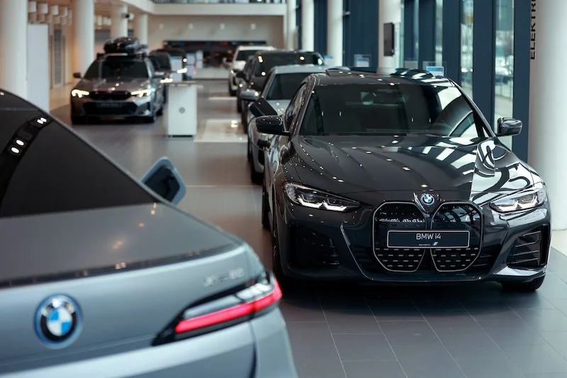 ยอดขายรถยนต์ไฟฟ้าของ BMW ทะยานท่ามกลางการต่อสู้ดิ้นรนของคู่แข่