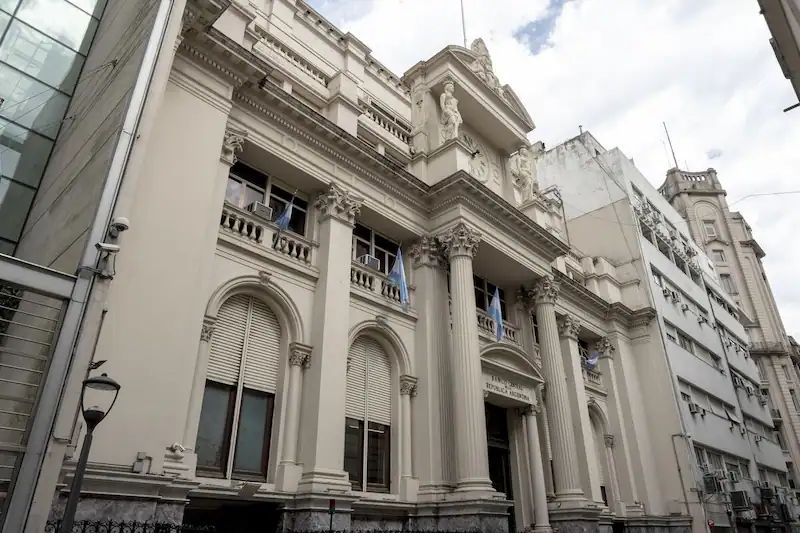L’Argentina taglia il tasso di interesse al 70% in risposta alla potenziale diminuzione dell’inflazione. 